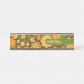 トレンディーレトロフローラルパターン名前をカスタムするブロック デスクネームプレート (正面)