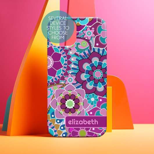 トレンディーレトロフローラルパターン – 名前をカスタムするブロック iPhone 15ケース