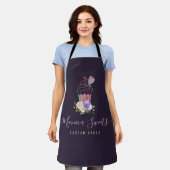 トレンディーロゴの紫のスクリプトケーカリー エプロン (着用した状態)