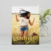 トレンディー実在タイポグラフィゴールドフォイルフォトグラッドパーティー 箔招待状 (立ち正面)