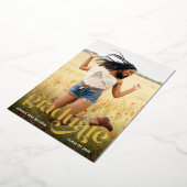 トレンディー実在タイポグラフィゴールドフォイルフォトグラッドパーティー 箔招待状 (回転した状態)