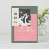 トレンディー幾何学的ピンクと緑の写真結婚の 招待状 (スタンド正面)