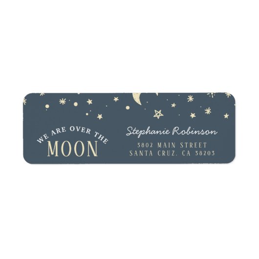 トレンディー我々は月の上にあるタイポグラフィベビーシャワー ラベル (正面)