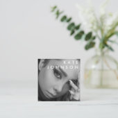 トレンディー白黒プロフェッショナル写真QRコード スクエア名刺 (スタンド正面)