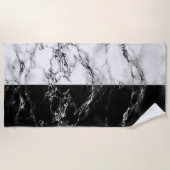 トレンディー白黒マーブルストーン – 白黒 ビーチタオル (正面)
