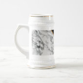 トレンディー白黒大理石石 – レター/年の追加 ビールジョッキ (左)