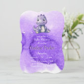 トレンディー紫かわいい恐竜の女の子ベビーシャワー 招待状 (スタンド正面)