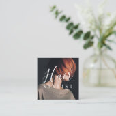 トレンディー美容師の白いスクリプト美容師の写真 スクエア名刺 (スタンド正面)