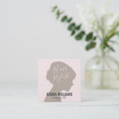 トレンディー美容師赤面ピンクガーリースクリプト美しい スクエア名刺 (スタンド正面)