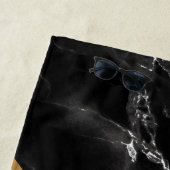 トレンディー黒と白の大理石ストーン – レターの追加 ビーチタオル (インサイチュ)