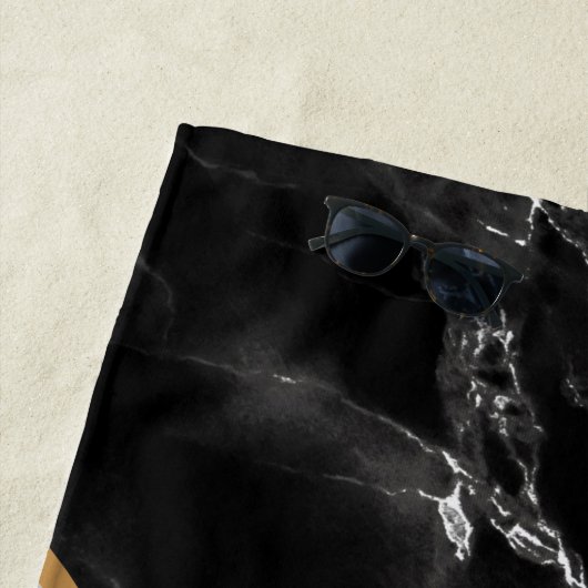 トレンディー黒と白の大理石ストーン – レターの追加 ビーチタオル (インサイチュ)