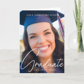 トレンディー2025卒業写真ホワイトスクリプト折り畳み 案内状 (正面)