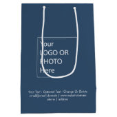 トレンドカラー - シリアスブルー ミディアムロゴギフトバッグ ミディアムペーパーバッグ (裏面)