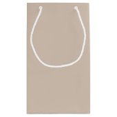 トレンドカラー – ソフトトープ小さな名前の抱き枕 スモールペーパーバッグ (裏面)