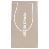 トレンドカラー – ソフトトープ小さな名前の抱き枕 スモールペーパーバッグ (正面)