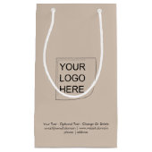 トレンドカラー – ソフトトープ小ロゴ抱き枕 スモールペーパーバッグ (正面)