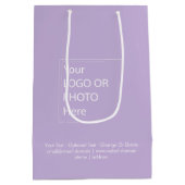 トレンドカラー - ソフトバイオレット ミディアムロゴギフトバッグ ミディアムペーパーバッグ (裏面)
