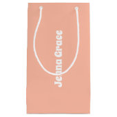 トレンドカラー – ソフトピーチスモールネーム抱き枕 スモールペーパーバッグ (正面)