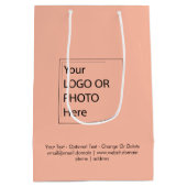 トレンドカラー – ソフトピーチミディアムロゴ抱き枕 ミディアムペーパーバッグ (裏面)