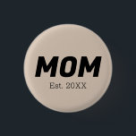 トレンドカラー – Soft Taupe Momボタン 缶バッジ<br><div class="desc">トレンディー春の色を紹介：ソフトトープ。カスタマイズ可能なモダン文字とボタン、momの確立日。そのシンプルデザインと色のクリーン無地のな魅力を提供する。同じ色合いでより多くの春のトレンドカラーを探索したり、お客様のスタイルに合わせてスタイリッシュ他のカラフルの色合いを見つけたりする。</div>