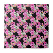 トレンドピンクの黒い花柄アクセサリー タイル (正面)