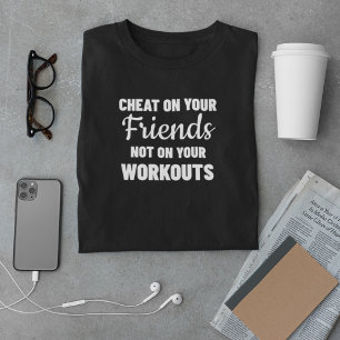 トレーニングで友達を騙すな Tシャツ