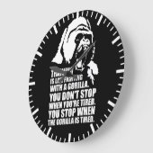 トレーニングのモチベーション – トレーニング – ゴリラとの戦い ラージ壁時計 (傾斜)