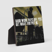 トレーニングの動機 – 懸命の仕事が報われる フォトプラーク (正面)