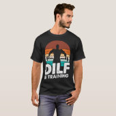 トレーニングヴィンテージのおもしろいDILF Tシャツ (正面フル)