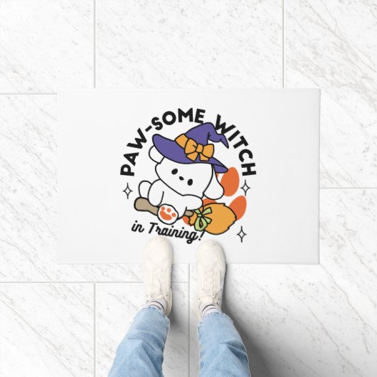 トレーニング中のポーソウルウィッチ – かわいいハロウィーン犬 ドアマット (室内)