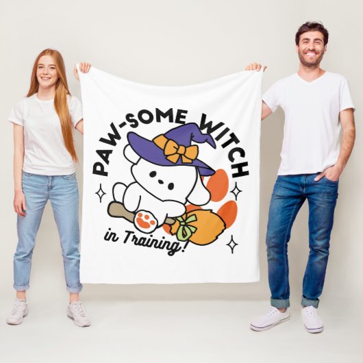 トレーニング中のポーソウルウィッチ – かわいいハロウィーン犬 フリースブランケット (インサイチュ)