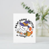 トレーニング中のポーソウルウィッチ – かわいいハロウィーン犬 ポストカード (スタンド正面)