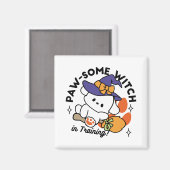 トレーニング中のポーソウルウィッチ – かわいいハロウィーン犬 マグネット (正面/裏面)