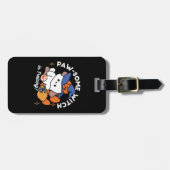 トレーニング中のポーソウルウィッチ – かわいいハロウィーン犬 ラゲッジタグ (正面横)