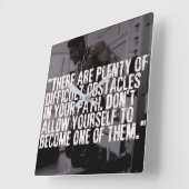 トレーニング感動的ワード – 障害物 スクエア壁時計 (傾斜)