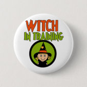 トレーニングTシャツとギフトを身に付けた魔女 缶バッジ (正面)