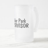 トレーラパークのスーパーバイザー フロストグラスビールジョッキ (正面右)