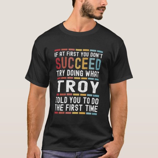 トロイの名前を使ったパーソナライズジョーク Tシャツ (正面)