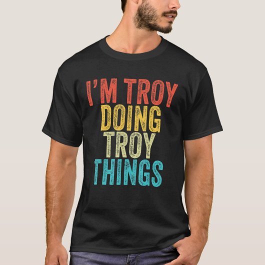 トロイアの誕生日ヴィンでトロイアのおもしろい仕事をしている Tシャツ (正面)