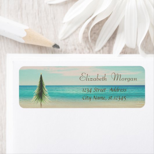 トロピカルなクリスマスツリーとヤシの木、ビーチの背景 ラベル (インサイチュ)