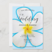 トロピカルな青い背景に白いプルメリア、ウェディングフラワー 招待状 (正面)