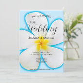 トロピカルな青い背景に白いプルメリア、ウェディングフラワー 招待状 (スタンド正面)