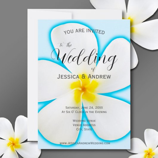 トロピカルな青い背景に白いプルメリア、ウェディングフラワー 招待状