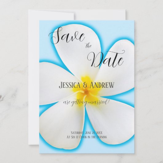 トロピカルな青地に白いプルメリア、フラワー、ウェディング セーブザデート (正面)