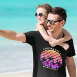 トロピカルアイランドファミリービーチカスタムトリップパームツリー Tシャツ<br><div class="desc">島のカッコいいクルーズでパパや兄弟のための家族休暇tシャツに一致する衣服。ピンクのビーチの夕日の前に美しかわいらしいヤシの木が特徴。海カスタムへの夏の旅行に最適なTシャツ。</div>