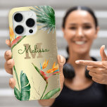 トロピカルアイランドフローラモノグラムスクリプトゴールドフォイル iPhone 16 PROケース<br><div class="desc">洗練された素晴らし、カラフル、パラダイスの花の熱帯の水色の鳥、フェイク金ゴールドグリッターと書のスクリプトとモノグラムのイニシャルでパーソナライズされたはっきりしたは、このシックでシックな携帯電話のケースにスタイリッシュは、glamブラシ金ゴールド箔の背景をオーバーレイします。あなたの名前とモノグラムでパーソナライズ。使用するたびにおもしろいスタイリッシュと文を作成する。お素晴らし友達ユニークにもプレゼント！単にあなたの選択のモノグラムイニシャルと名前を入力し、あなたは簡単にこの携帯電話のケースをパーソナライズすることができる。質問や要望があれば私に連絡して下さい。</div>
