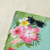 トロピカルアクアとピンクフラミンゴカスタムモノグラム ビーチタオル (インサイチュ)