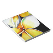 トロピカルイエローフランギパニ花オリジナルアート ノートパッド (アングル)