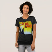 トロピカルイエローフランジパニの花のオリジナルアート Tシャツ (正面フル)