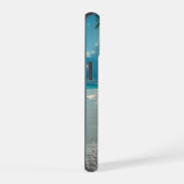 トロピカルウェーブスブルー曇り空ビーチ iPhone 15ケース (右側面)